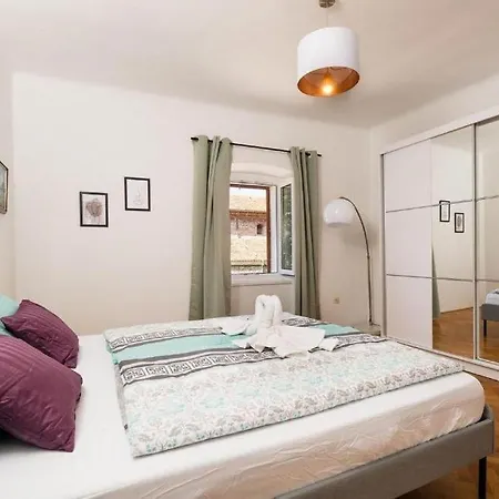 Old Place Apartament *