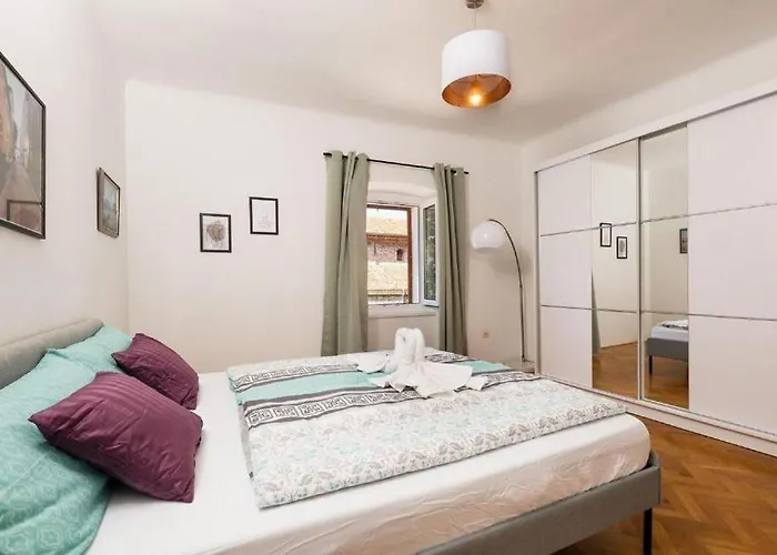 Old Place Apartman *